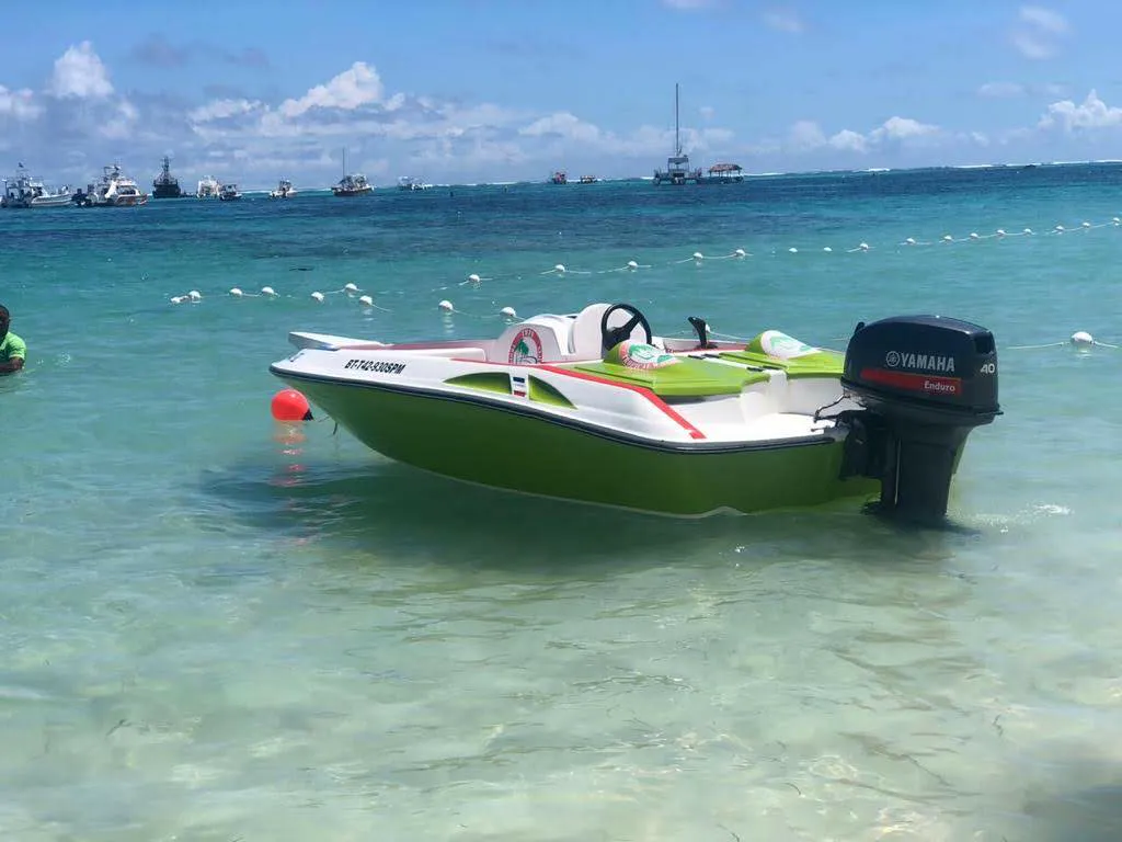 Speed Boat - Aventura acuática de alta velocidad con snorkel