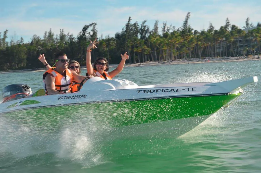 Speed Boat - Aventura acuática de alta velocidad con snorkel