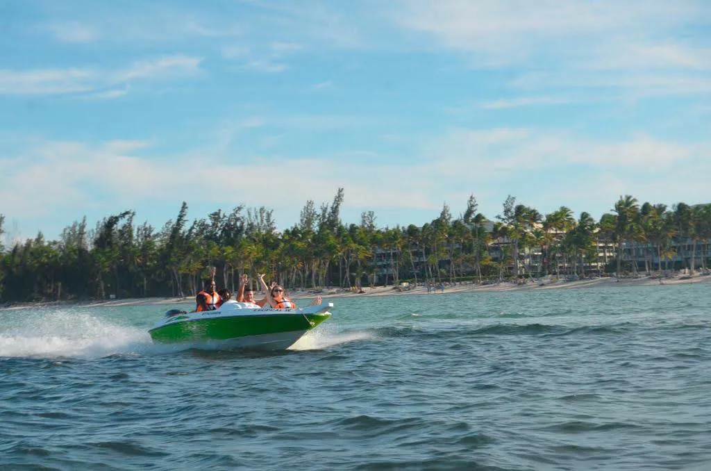 Speed Boat - Aventura acuática de alta velocidad con snorkel