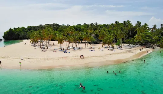 Samaná y Cayo Levantado - Ballenas jorobadas y playas tropicales