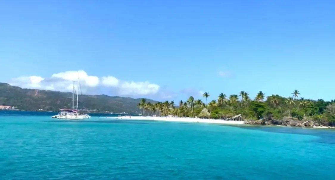 Samaná y Cayo Levantado - Ballenas jorobadas y playas tropicales