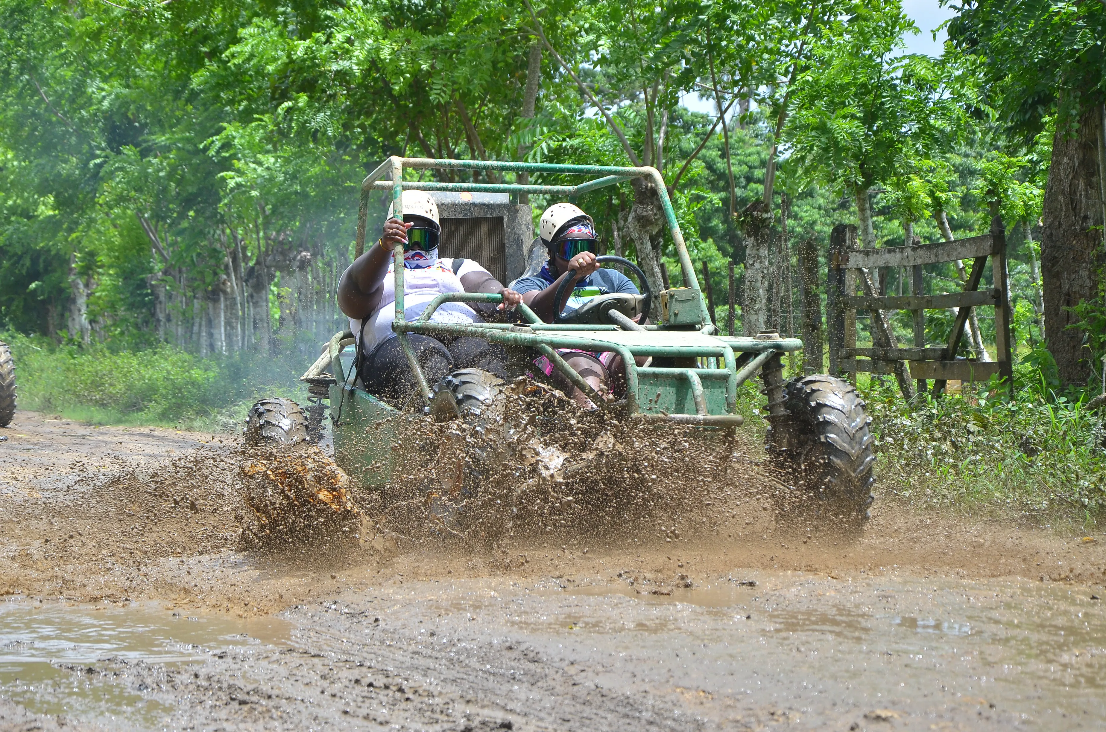 Rancho Tuko Adventure Park - tirolesas, caballos y río