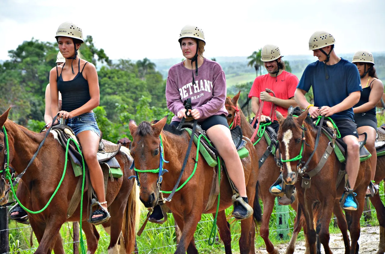 Rancho Tuko Adventure Park - tirolesas, caballos y río